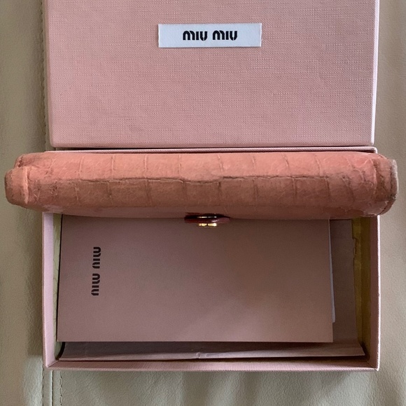 Miu Miu Croc Embossed Leather Twisted Lock Wallet - Picture 4 of 16